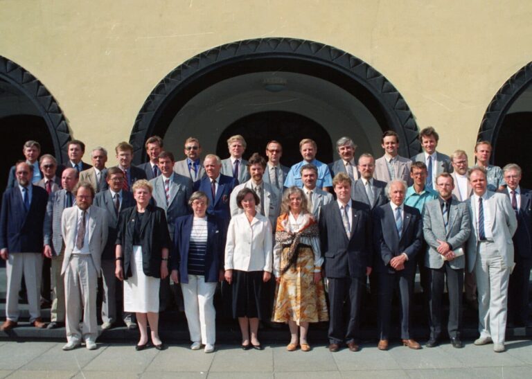 Põhiseaduse Assamblee Toompeal. 13.09.1991. Foto: Tiit Veermäe. Allikas: Rahvusarhiiv